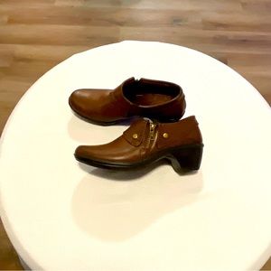 Casy Street brown boots size 8 like new